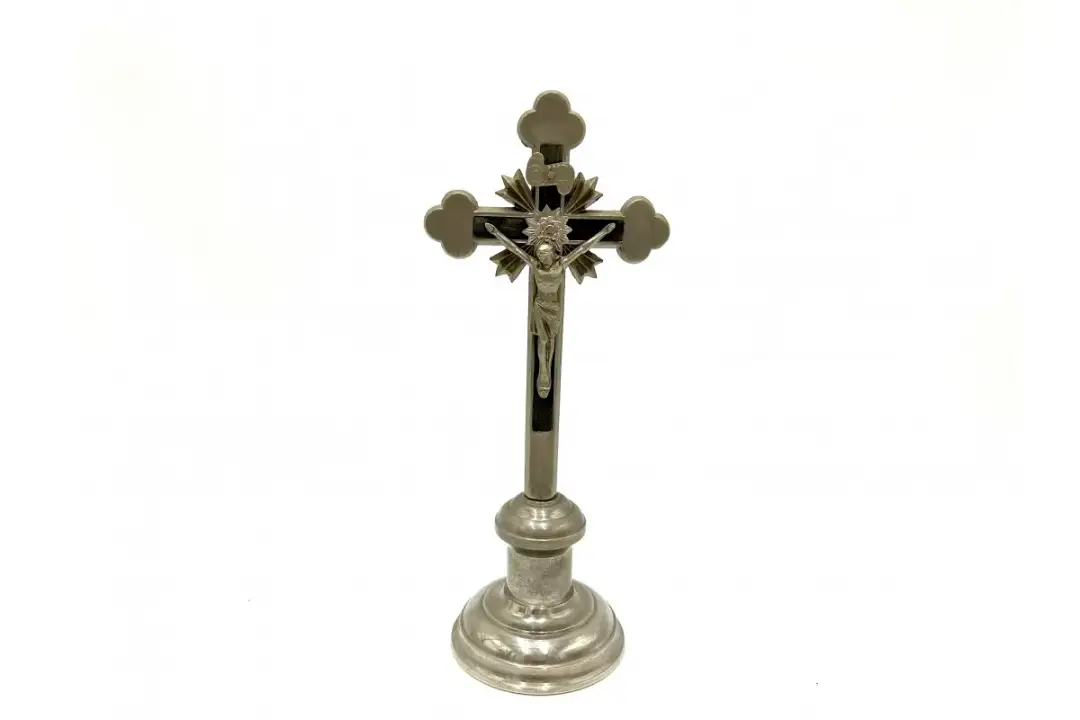 Stary krzyż metalowy? Odkryj godne opcje i uniknij profanacji