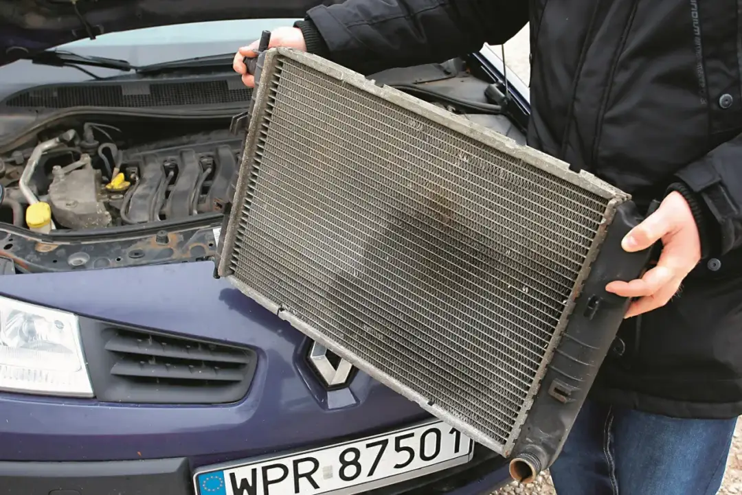 Niedrożna chłodnica objawy – jak rozpoznać problemy z silnikiem