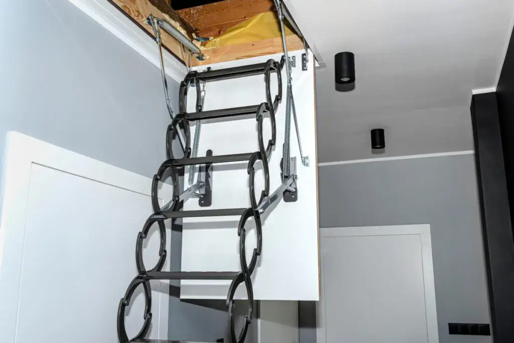 Jak skutecznie zamaskować i ukryć właz na strych - praktyczne porady