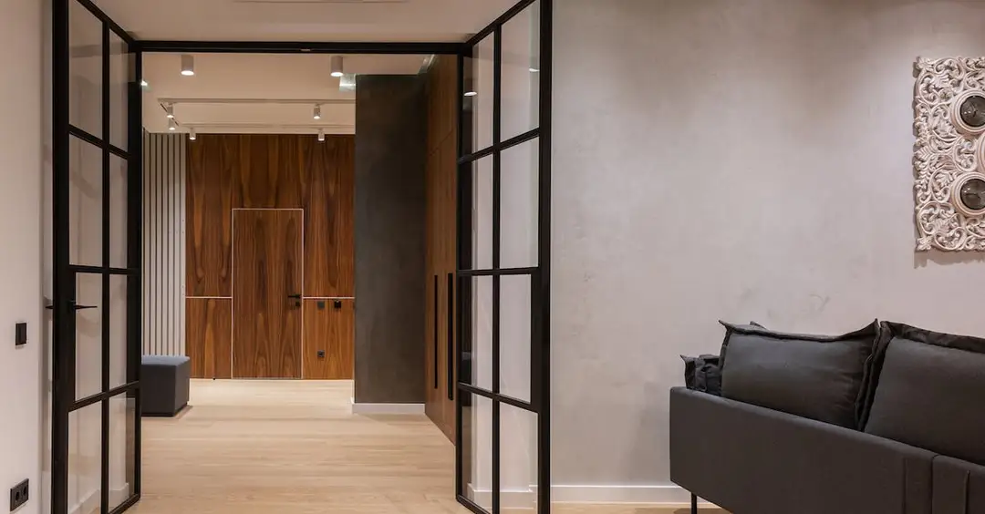  Pomysły na wykończenie ścian w przedpokoju | Idealne rozwiązania i inspiracje