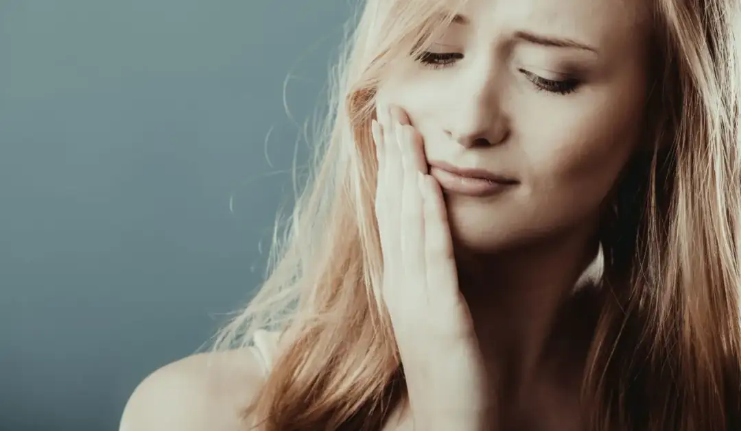 Co zrobić na spuchnięte dziąsło? Skuteczne domowe sposoby na ulgę