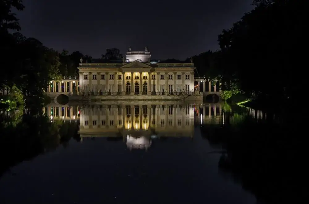 Łazienki Królewskie w Warszawie - Architektura i Piękno Rezydencji