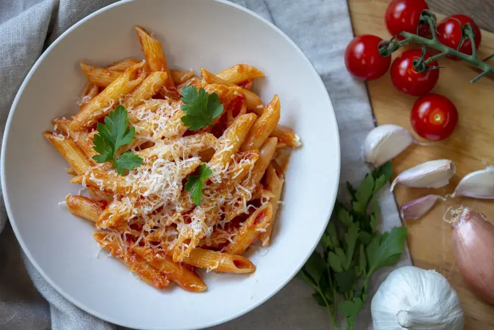 Szybki i prosty sos do spaghetti z koncentratu pomidorowego, który zachwyci