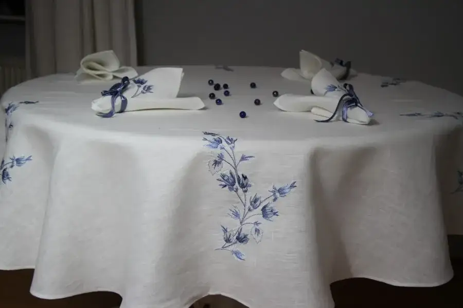 Jaki obrus na okrągły stół? Wybierz idealny rozmiar i styl