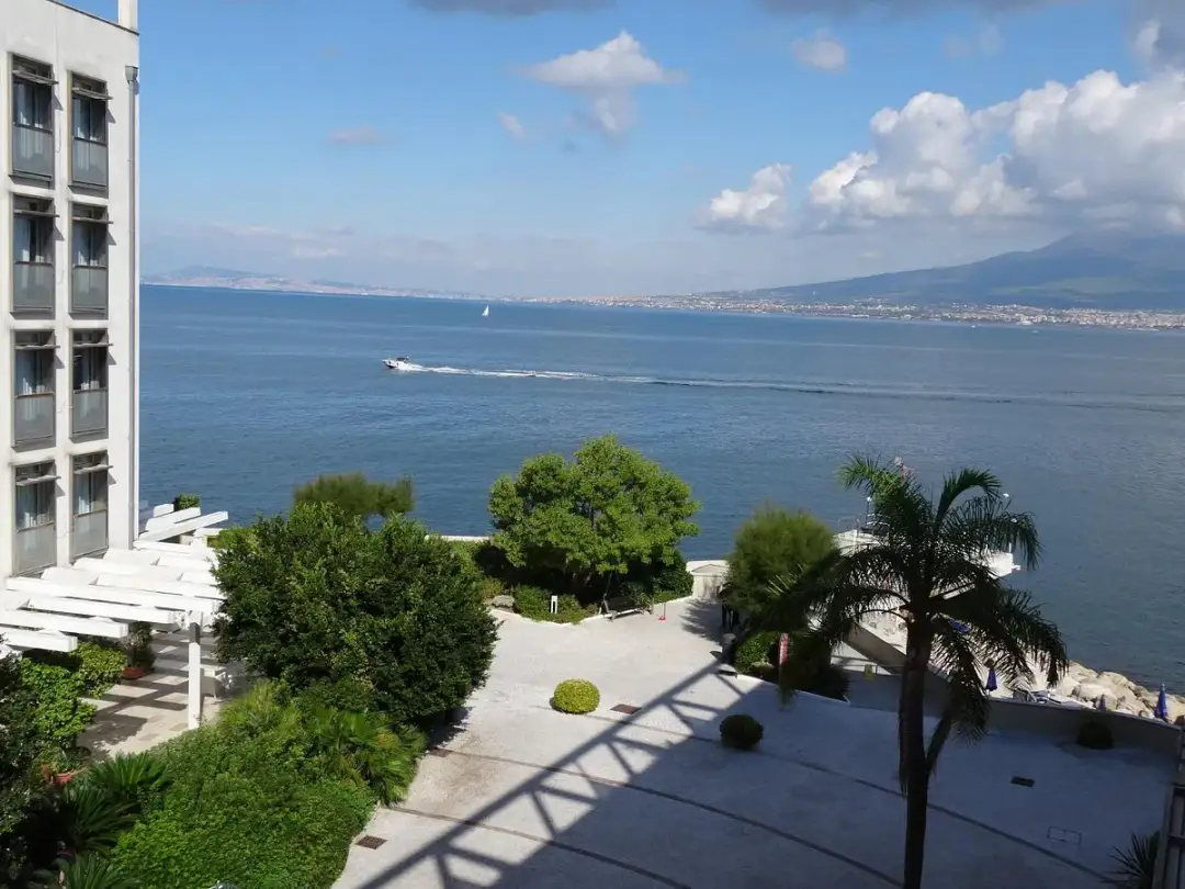 Towers Hotel Stabiae: Lusso, Design e Vista sul Vesuvio