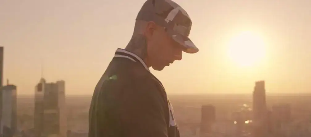 Tekst piosenki KaeN Kim jestem: znaczenie i pełna analiza utworu