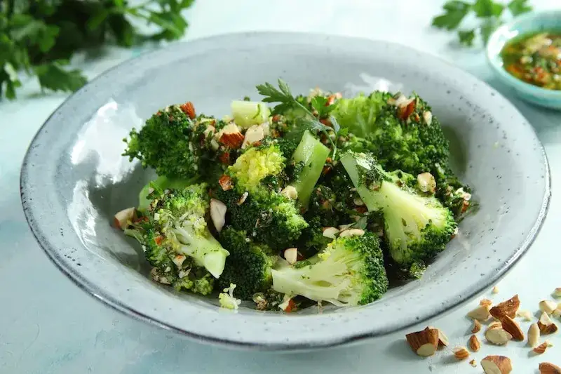 Ile gotować brokuła do sałatki, by zachować chrupkość i kolor