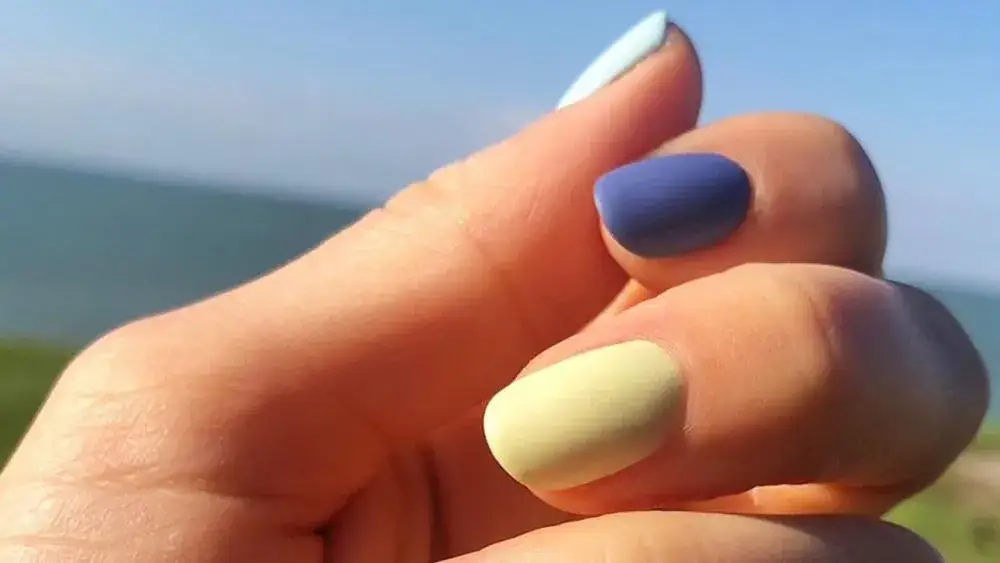 Uñas de verano cortas: tendencias y colores que no puedes ignorar