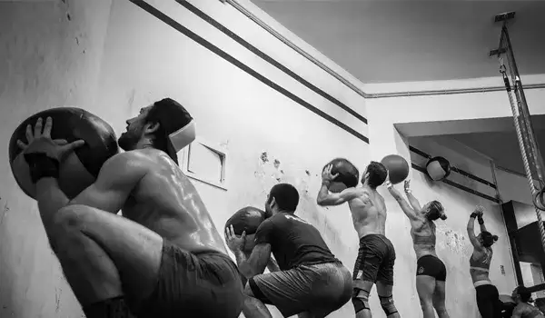 CrossFit: Czy warto? Przewodnik po zaletach i wadach intensywnego treningu.