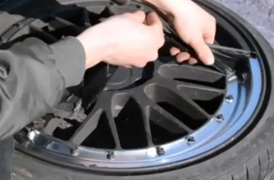 Jak usunąć gumę z felgi - sprawdzone metody bez uszkodzeń