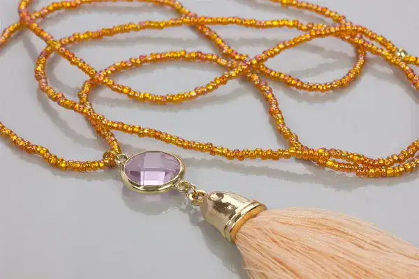 Jak zrobić naszyjnik z kryształem - krok po kroku w prosty sposób