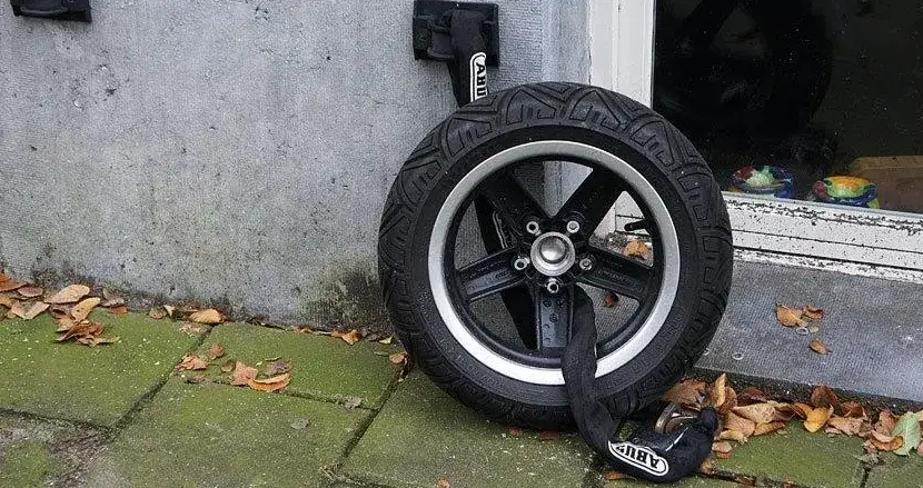 Kotwa do motocykla - jak wybrać najlepsze zabezpieczenie przed kradzieżą