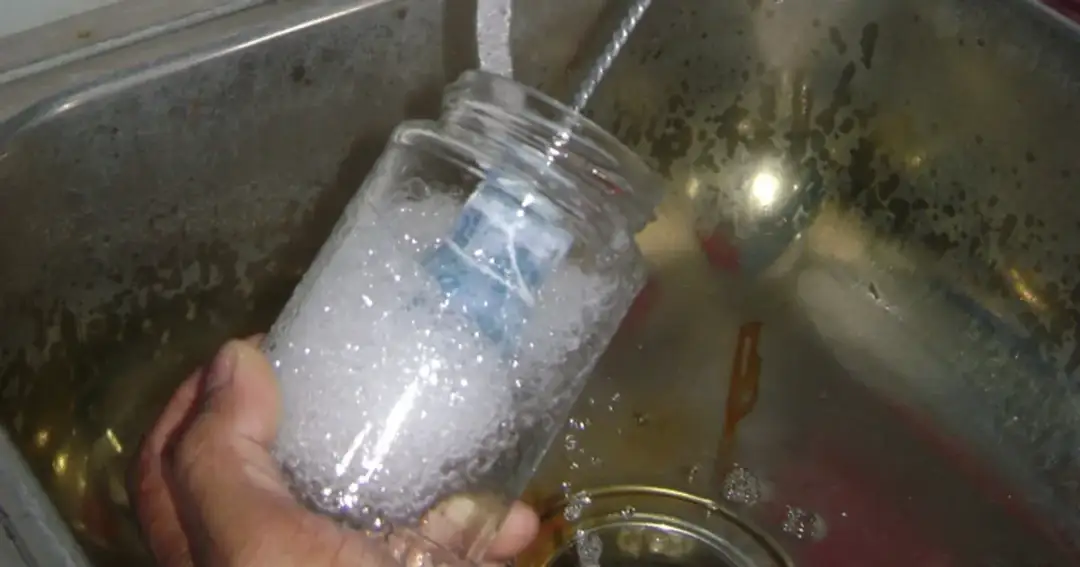 Jak umyć butelkę z wąską szyjką - skuteczne metody na trudne zabrudzenia