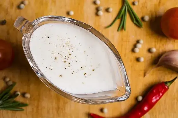 Jak zrobić sos śmietanowy z mąką - prosty przepis na pyszny dodatek