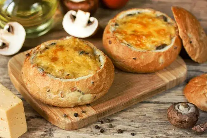 Zapiekanka chlebowa Lidl – smaczne przepisy na wykorzystanie resztek chleba