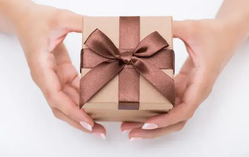 Do jakiej kwoty prezent nie jest łapówką? Sprawdź, by uniknąć problemów