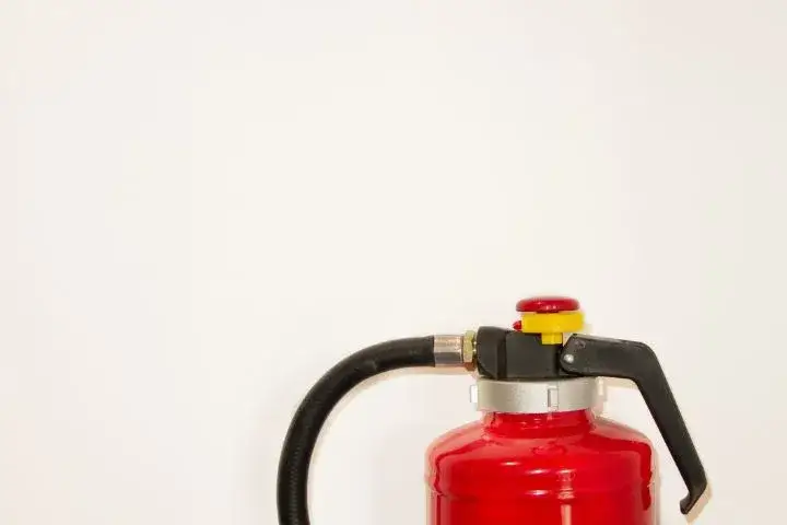 Jaka gaśnica do domu drewnianego, aby uniknąć niebezpieczeństwa pożaru?