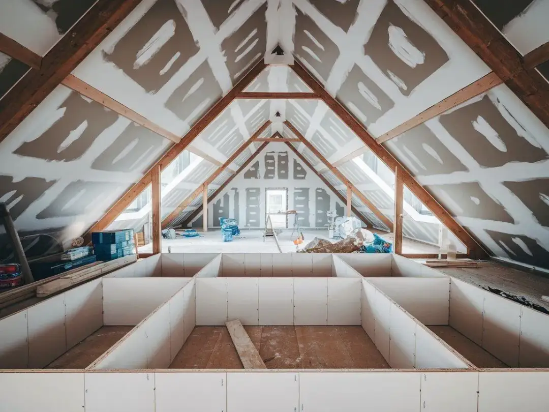 Jak zbudować ścianki działowe na poddaszu z drewna - poradnik