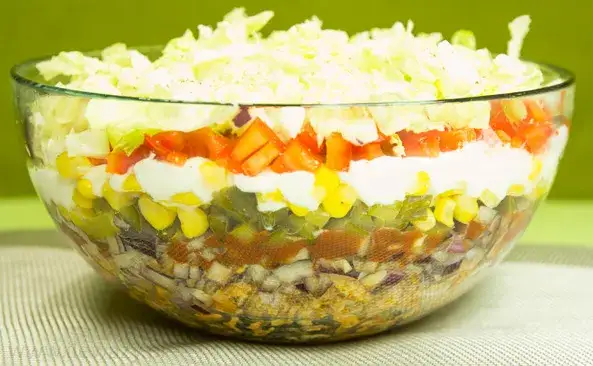 Ile kalorii ma sałatka gyros? Sprawdź, co możesz zyskać lub stracić