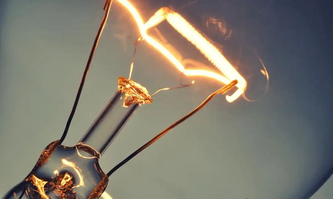 Ile zdrożał prąd? Poznaj przyczyny i skutki podwyżek cen energii