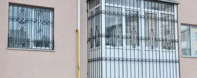 Jak zamontować kraty w oknach: 8 kroków do bezpieczeństwa