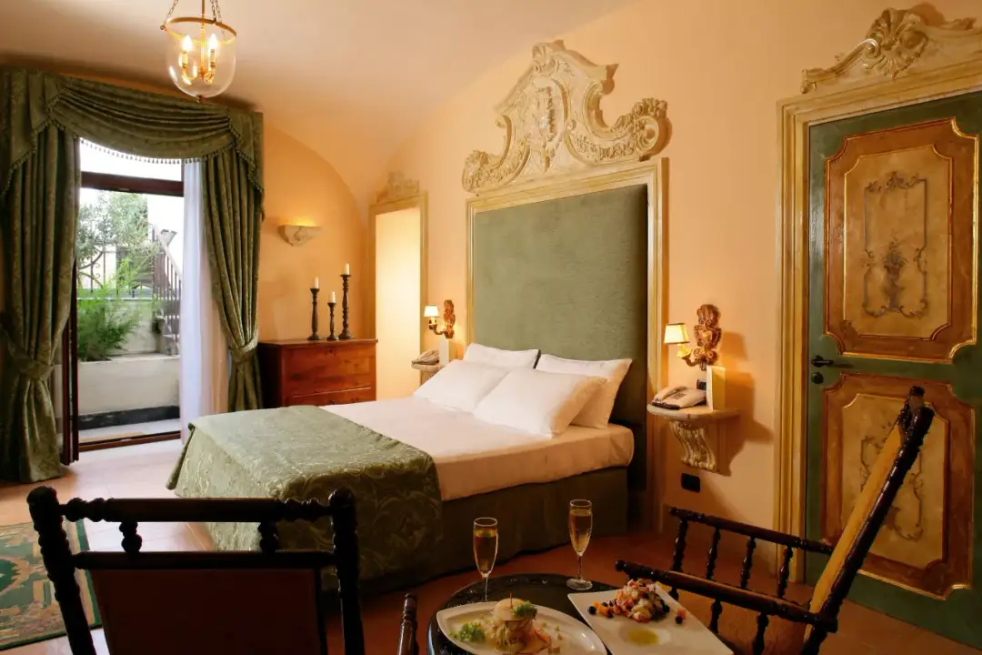 Hotel San Francesco al Monte: Storia, Vista e Lusso a Napoli