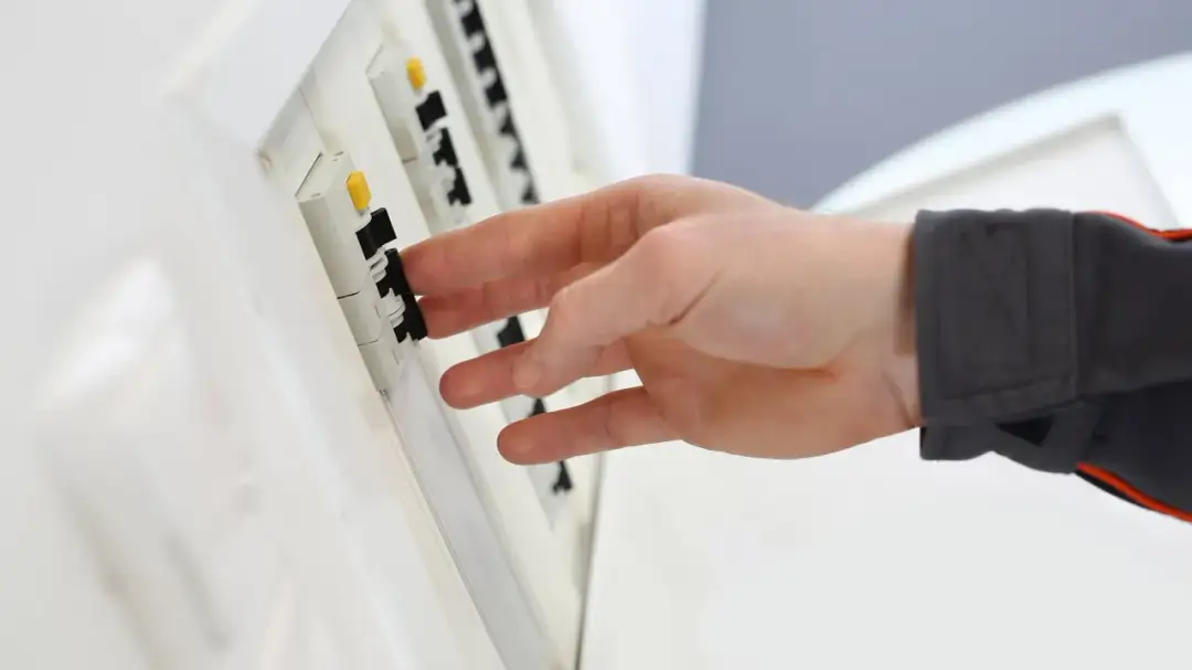 Ile czeka się na prąd do działki? Pełny poradnik i koszty