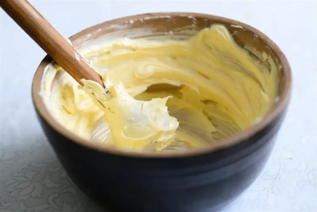Masło ze śmietany: Przepis na domowe masło z śmietany, prosty i szybki