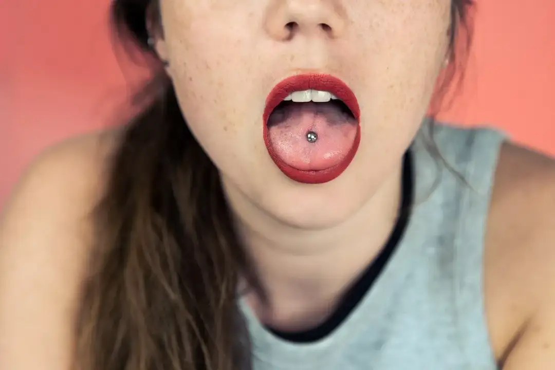 Piercing języka: Ile kosztuje i jak nie przepłacić za ryzyko?