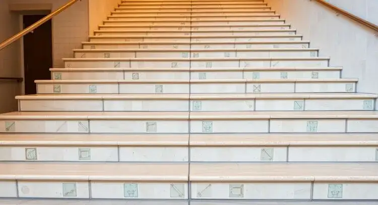 Jak obliczyć ile płytek na schody, aby uniknąć zbędnych kosztów