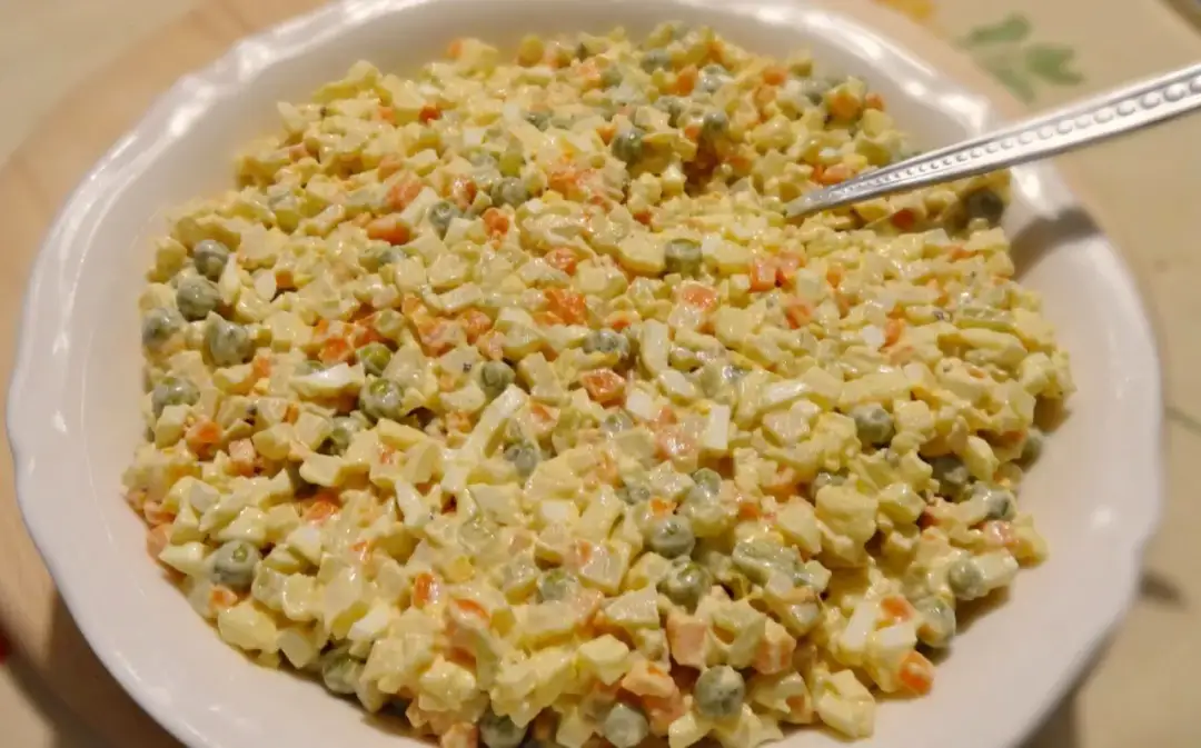 Sałatka jarzynowa skąd pochodzi? Odkryj jej fascynującą historię