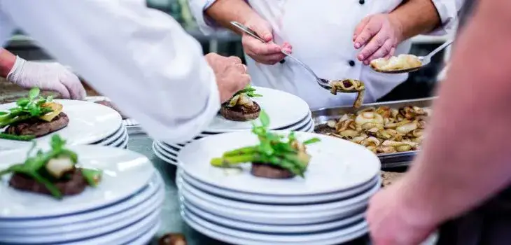 Ile zarabia szef kuchni w hotelu? Zaskakujące różnice w wynagrodzeniach