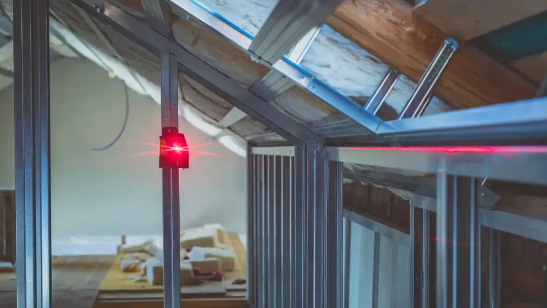 Jaką poziomicę laserową wybrać do sufitów podwieszanych dla precyzji?