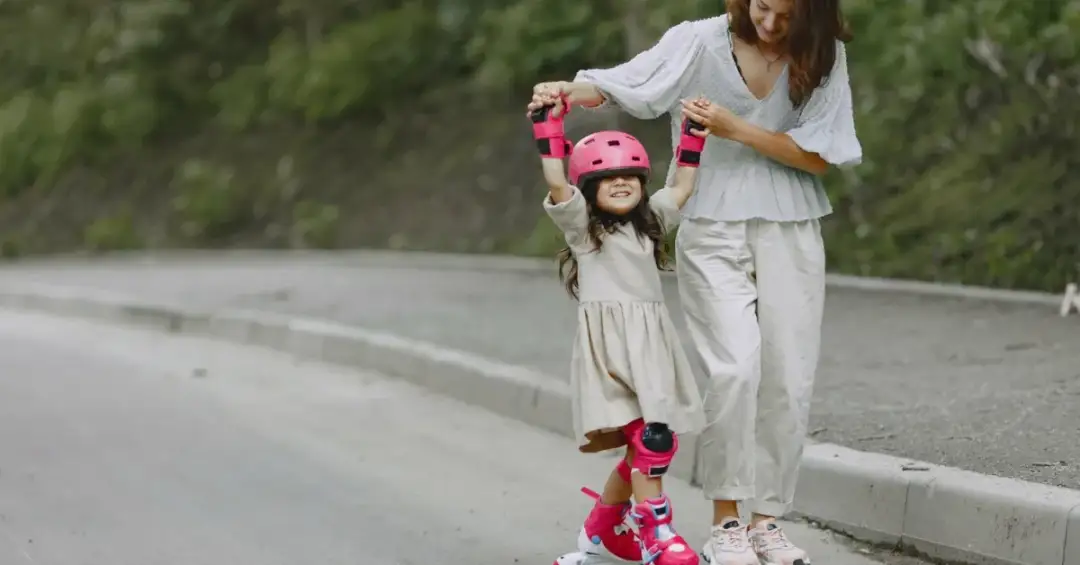 Jak nauczyć dziecko jeździć na rolkach bezpiecznie i z radością