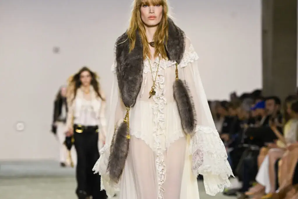 Najmodniejsze sukienki jesień/zima 2025/2026: Trendy, kolory, fasony