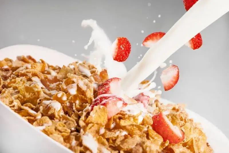 Czy płatki kukurydziane z mlekiem tuczą? Odkryj prawdę o kaloriach