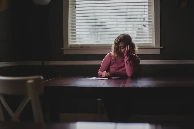 Jak mieszkanie z teściami wpływa na związek – wyzwania i korzyści