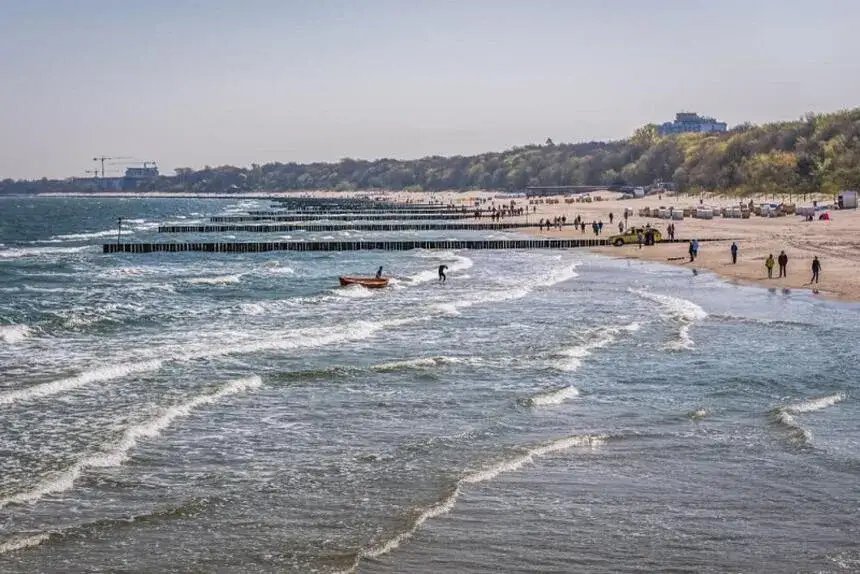 Kołobrzeg plaża wschodnia czy zachodnia – która jest lepsza dla rodzin?
