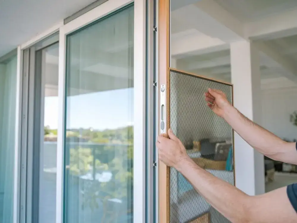 Jak zamontować siatkę na okno przeciw owadom: Prosty poradnik