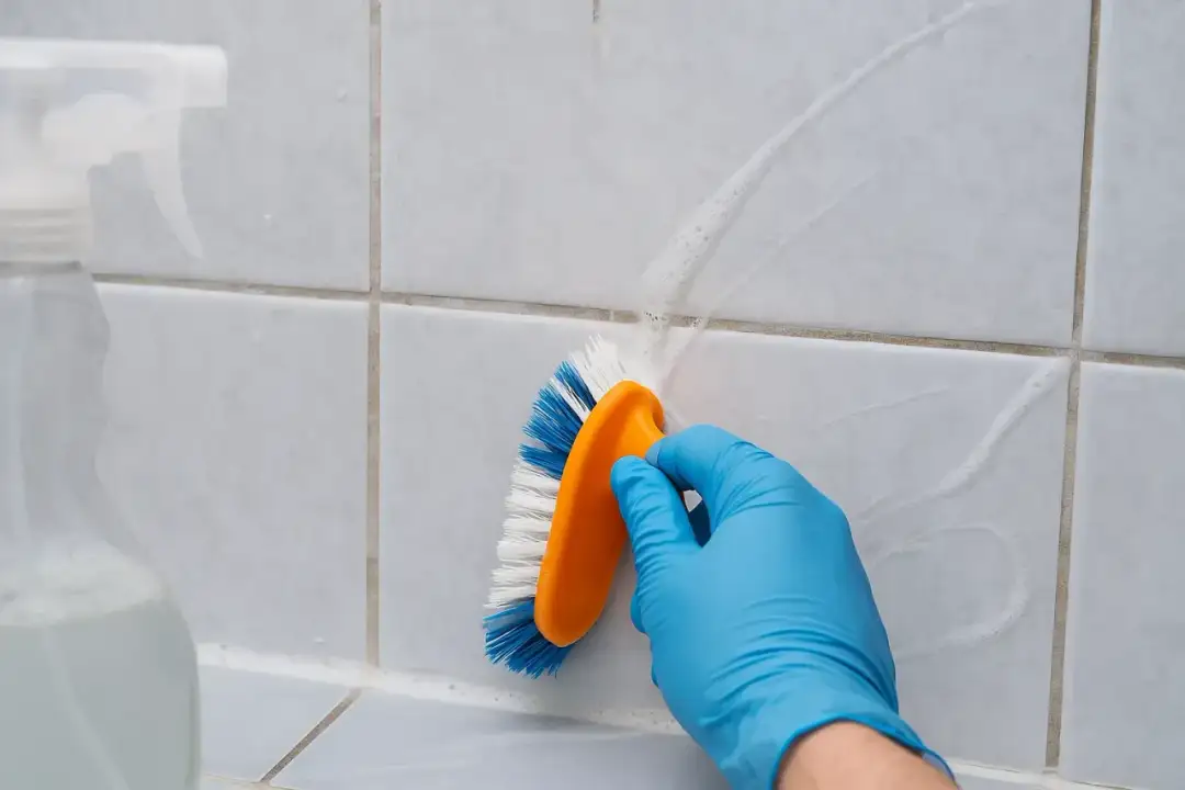 Czyszczenie matowych mebli: domowe sposoby i profesjonalne triki