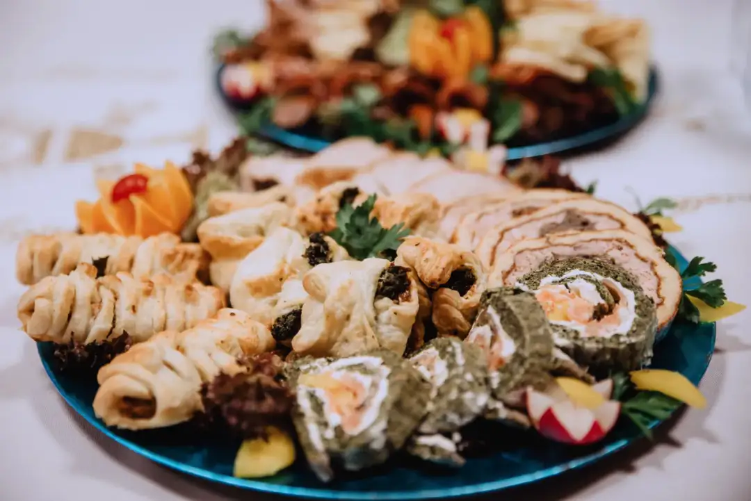 Ile kosztuje catering na Wigilię? Ceny, które mogą Cię zaskoczyć