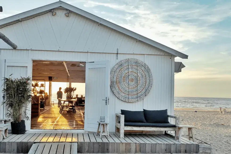 Nocleg nad morzem: Jak znaleźć idealne miejsce i uniknąć oszustw?