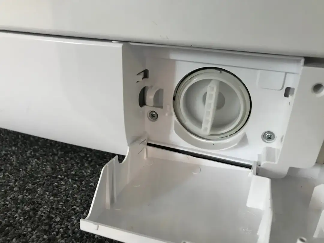 Najczęstsze objawy zepsutej pompy w pralce - jak rozpoznać awarię i zapobiec