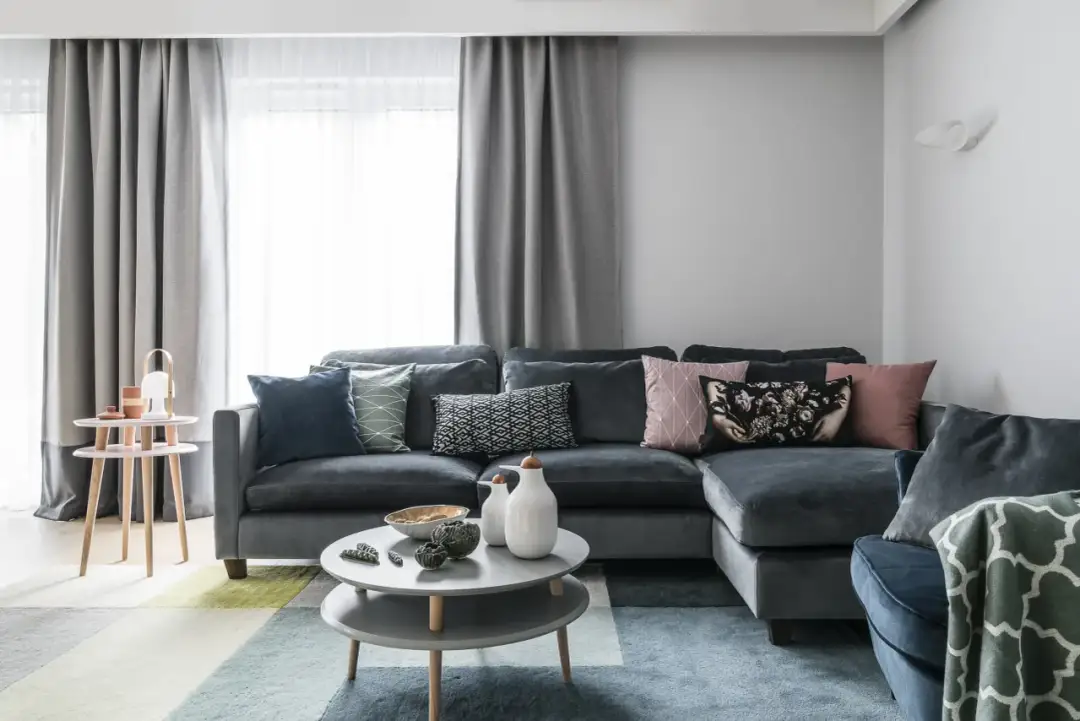 Jakie poduszki do ciemnoszarej kanapy? Odkryj idealne kolory i style