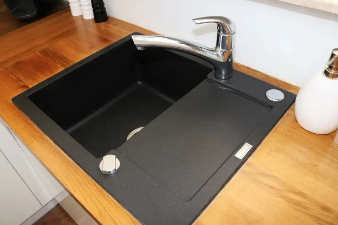 Czym czyścić kamienny zlew, aby uniknąć zarysowań i plam?