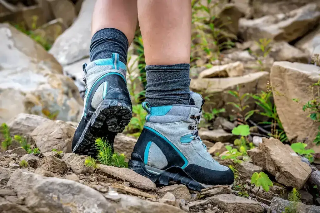 Jakie skarpetki w góry? Klucz do komfortu i stóp bez pęcherzy
