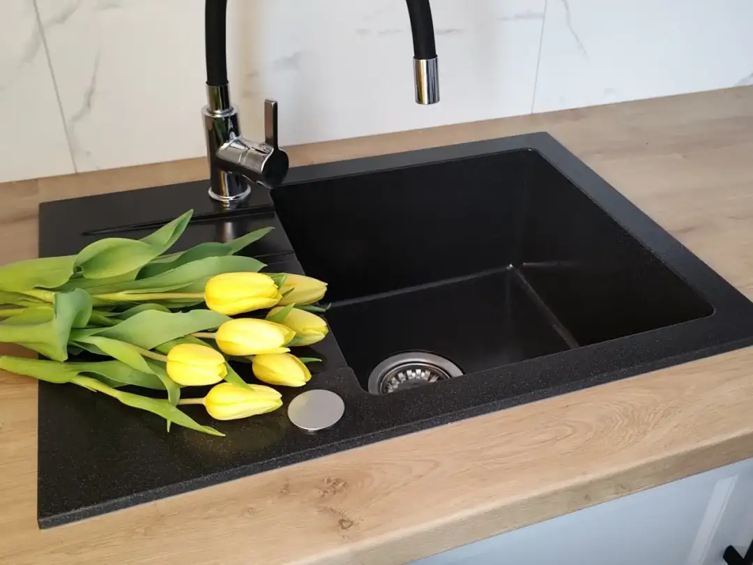 Skuteczne sposoby na czyszczenie czarnego zlewu w kuchni bez zarysowań Skuteczne sposoby na czyszczenie czarnego zlewu w kuchni bez zarysowań