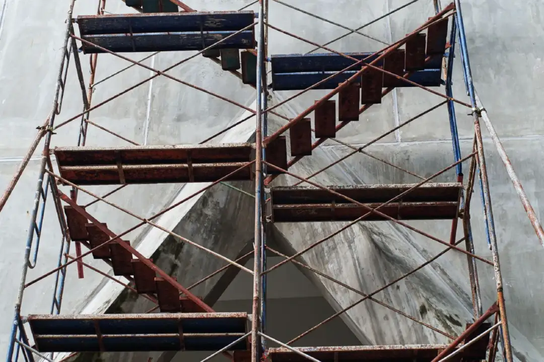 Rusztowanie typu Warszawa – bezpieczne i efektywne rozwiązania budowlane