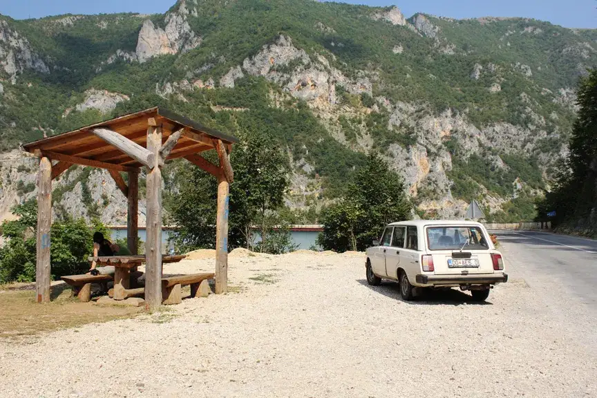 Nocleg tranzytowy do Czarnogóry: Gdzie i jak zaplanować przerwę?