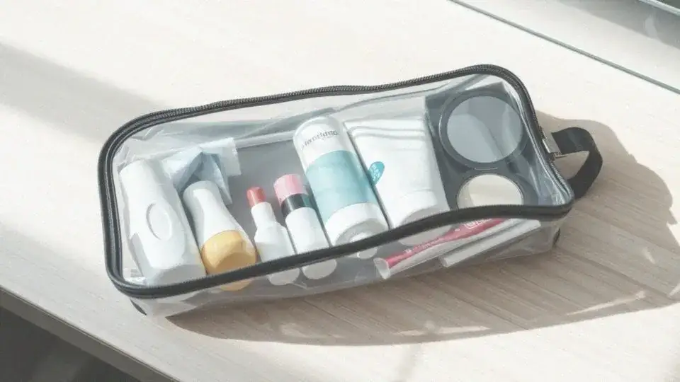 Jak przewieźć kosmetyki w bagażu podręcznym Ryanair bez problemów